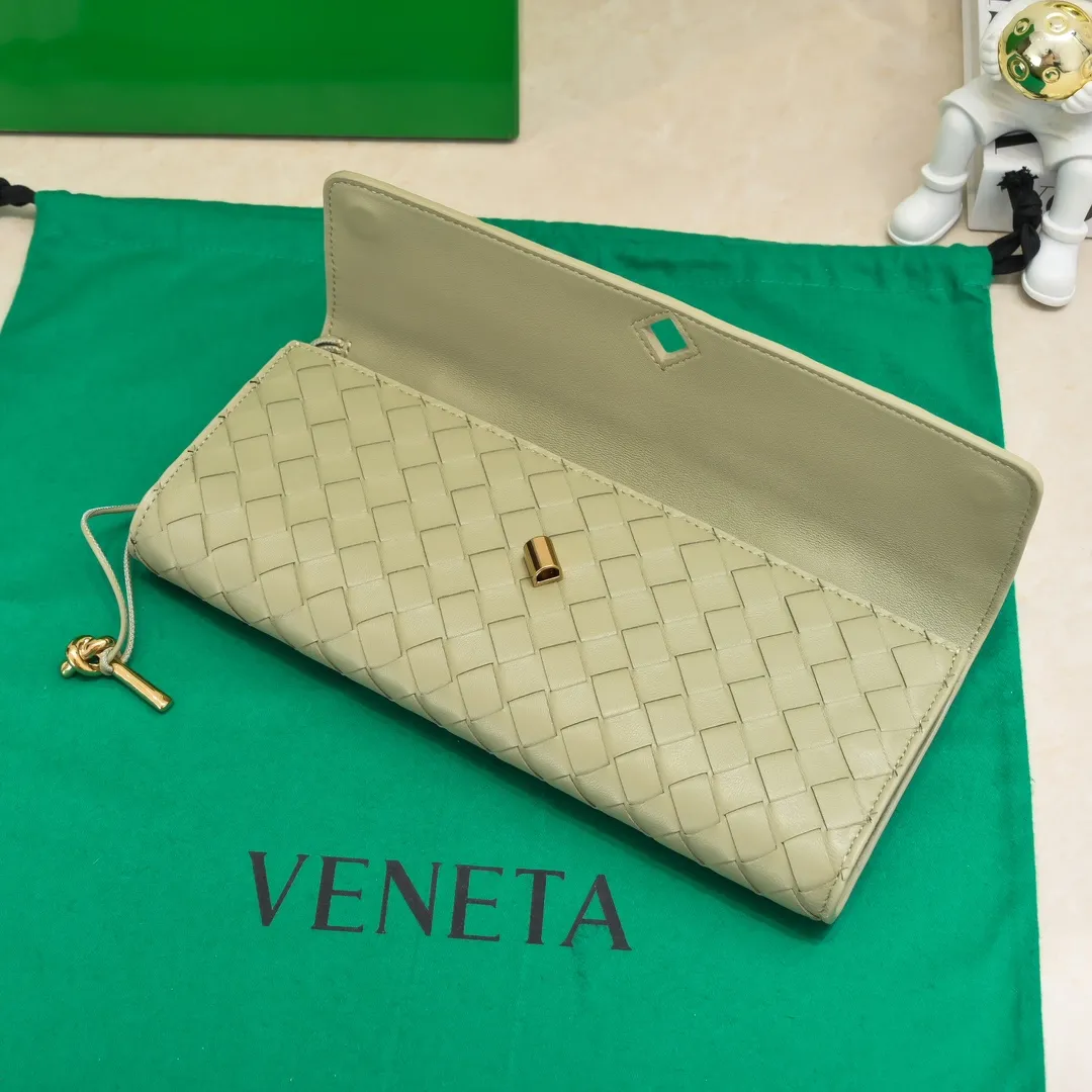 The batch of 1360 BV Andiamo evening handbags has been heavily planted again~ The designer aesthetics in the era of economic downturn are back. I fall in love with it at first sight and can't put it down. It's so beautiful and full of aura. The shape and texture are very competitive. It's light in weight and has sufficient capacity. It's a must-have for fashionistas. It's suitable for many occasions, minimalist, high-end and light luxury. Model No.: 741511 Size: 31*13*3cm